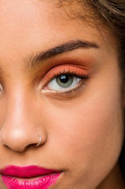 Genç bir afrikalı-amerikalı güzel ve makyaj kadın poz yakın