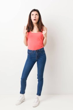 Beyaz arka planda tam vücut genç kadın açık ağız ile baş işaret.