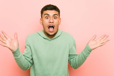 Genç İspanyol spor adam bir zafer veya başarı kutluyor, o şaşırır ve şok.