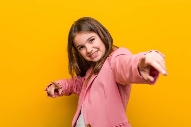 Küçük kafkas sevimli kız neşeli gülümsüyor ön işaret.