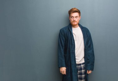 Pijama genç kızıl adam bir fikir düşünüyor