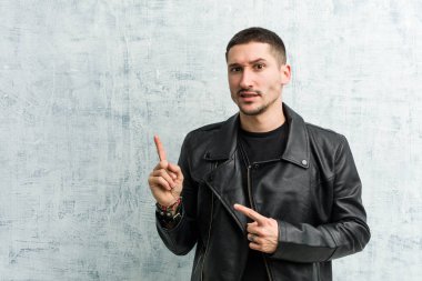 Genç rockçı adam bir kopya alanı için işaret işaret şok.