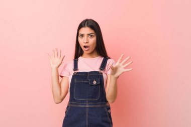 Genç güzel arap kadın bir kot dungaree giyen yakın bir tehlike nedeniyle şok oluyor