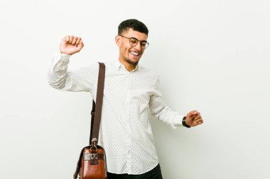 Özel bir gün kutlayan genç İspanyol rahat iş adamı, atlar ve enerji ile silah yükseltmek.