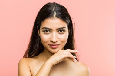 Genç bir güzellik ve doğal Arap kadın poz yakın çekim