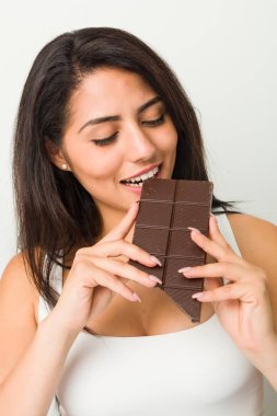 Çikolata tablet tutan genç İspanyol kadın