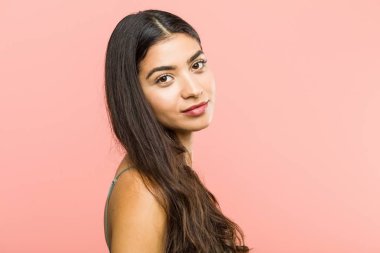 Genç bir güzellik ve doğal Arap kadın poz yakın çekim