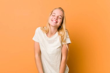 Sevimli ve doğal genç kadın güler ve gözleri kapatır, rahat ve mutlu hissediyor.