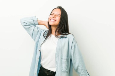 Genç İspanyol kadın dans ve eğlenmek.