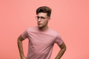 Genç serin kafkas adam çok kızgın birini azarlama.