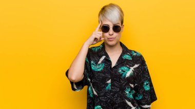 Genç kıvrımlı kadın bir yaz bakmak parmak ile tapınak işaret giyen, düşünme, bir görev üzerinde duruldu.