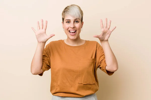 Jovem Mulher Size Com Cabelo Curto Mostrando Número Dez Com — Fotografia de Stock