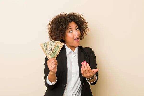 Joven Mujer Afroamericana Sosteniendo Dólares Señalándote Con Dedo Como Invitara — Foto de Stock
