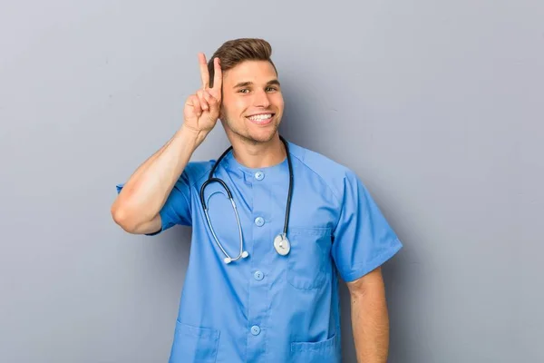 Junger Krankenpfleger Zeigt Siegeszeichen Und Lächelt Breit — Stockfoto