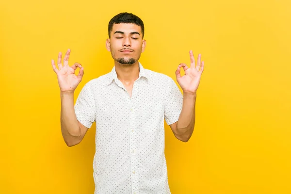 Jonge Spaanse Man Ontspant Hard Werken Dag Het Uitvoeren Van — Stockfoto