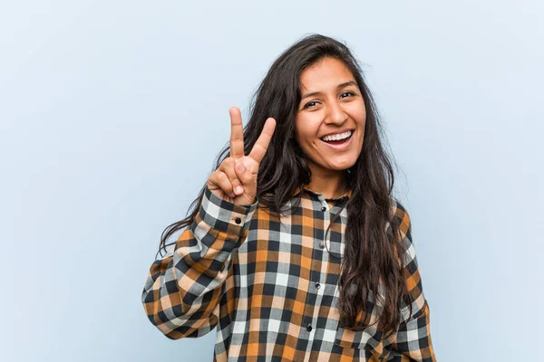 Jonge Koele Indiase Vrouw Toont Overwinning Teken Glimlachend Breed — Stockfoto