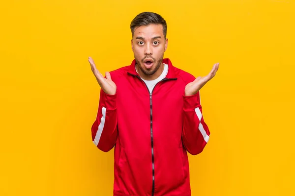 Joven Filipino Fitness Hombre Sorprendido Sorprendido — Foto de Stock