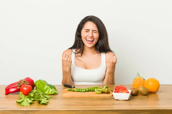 Giovane Donna Curvy Preparare Pasto Sano Tifo Spensierato Eccitato Concetto — Foto Stock