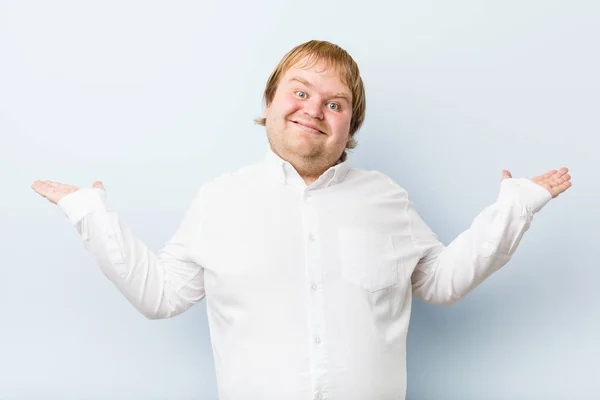Jong Authentiek Redhead Fat Man Maakt Schaal Met Armen Voelt — Stockfoto