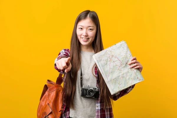 Junge Asiatische Frau Hält Eine Landkarte Und Lächelt Fröhlich Nach — Stockfoto