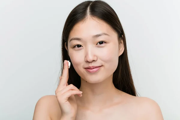 Närbild Ung Vacker Och Naturlig Asiatisk Kvinna Som Tillämpar Återfuktande — Stockfoto