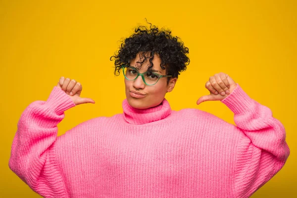 Jovem Afro Americana Vestindo Uma Camisola Rosa Sente Orgulhosa Auto — Fotografia de Stock