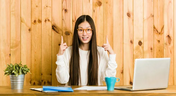 Jovem Chinesa Estudando Sua Mesa Indica Com Dois Dedos Dianteiros — Fotografia de Stock