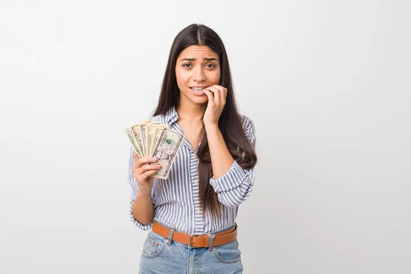 Jovem Árabe Mulher Segurando Dólares Mordendo Unhas Nervoso Muito Ansioso — Fotografia de Stock