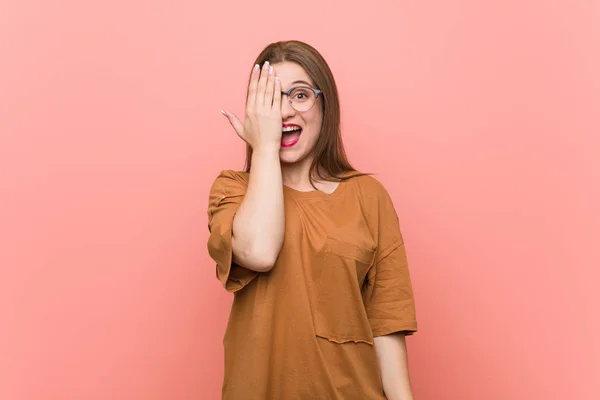Jonge Student Vrouw Dragen Brillen Met Plezier Dekking Van Helft — Stockfoto