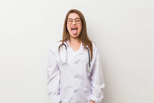 Jonge Dokter Vrouw Tegen Een Witte Muur Grappig Vriendelijk Steken — Stockfoto