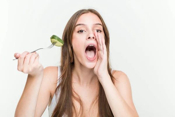 Jonge Kaukasische Vrouw Eten Komkommer Schreeuwen Opgewonden Naar Front — Stockfoto