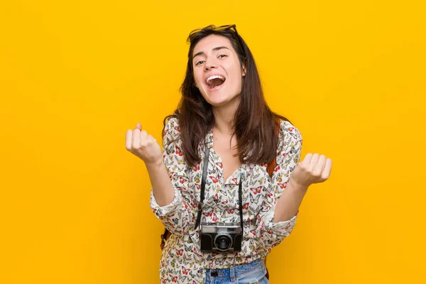 Young Brunette Traveler Woman Cheering Carefree Excited Victory Concept — ストック写真