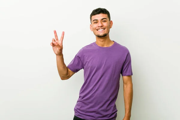 Joven Hombre Hispano Mostrando Señal Victoria Sonriendo Ampliamente —  Fotos de Stock