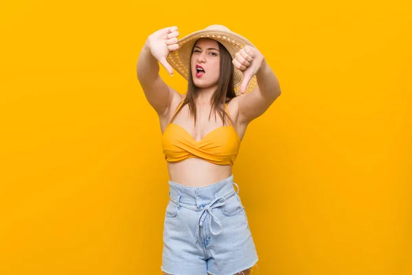 Young Caucasian Woman Wearing Straw Hat Summer Look Showing Thumb — Stock Photo, Image