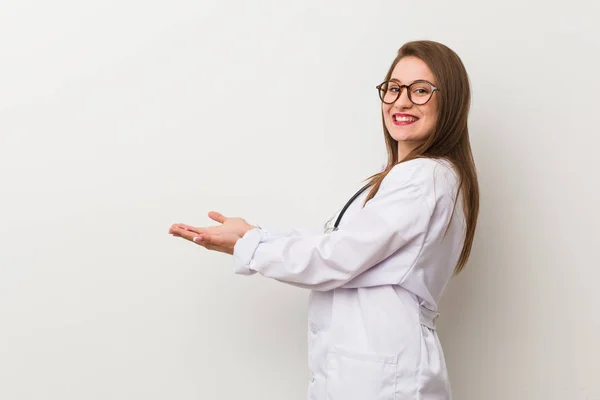 Jonge Dokter Vrouw Tegen Een Witte Muur Met Een Kopie — Stockfoto