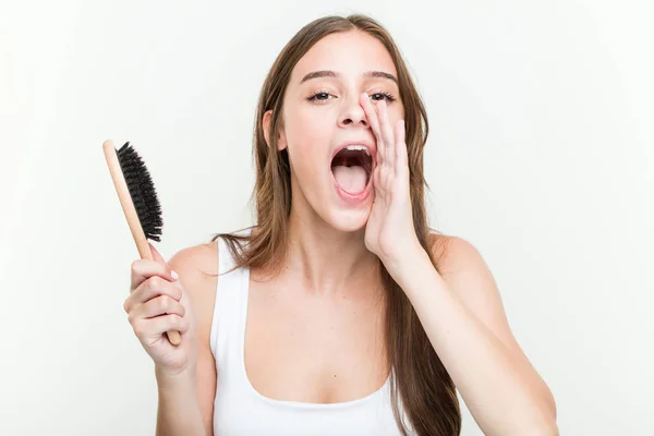 Young Caucasian Woman Holding Hair Brush Shouting Excited Front — Stock Photo, Image