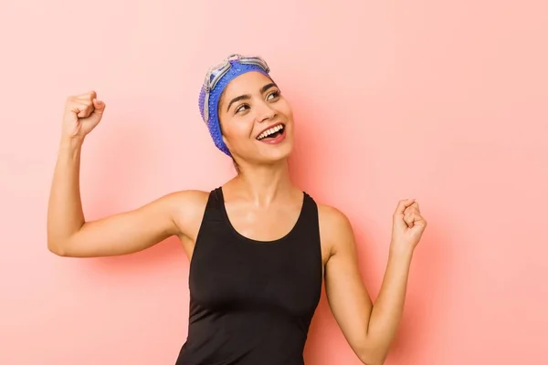 Giovane Araba Nuotatore Donna Isolato Alzando Pugno Dopo Una Vittoria — Foto Stock