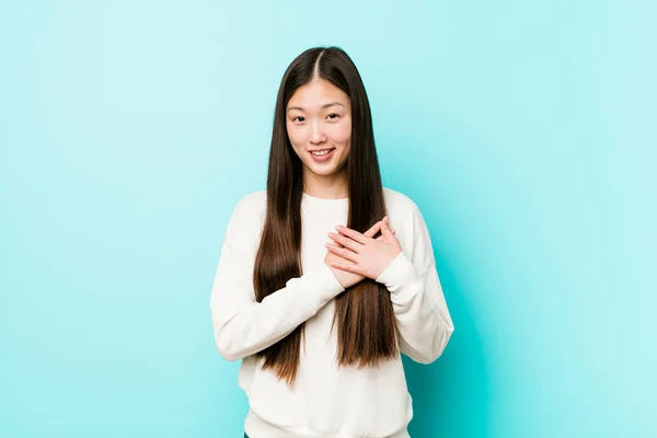 年轻的漂亮中国女人有友好的表情 按手掌到胸部 爱情理念 — 图库照片