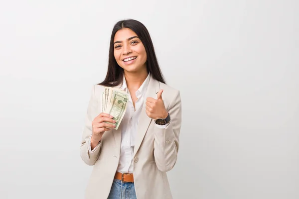 Ung Arabisk Affärskvinna Som Håller Dollar Leende Och Höja Tummen — Stockfoto