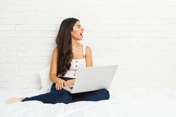 Jonge Arabische Vrouw Werken Met Haar Laptop Het Bed Schreeuwen — Stockfoto