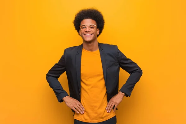 Jovem Empresário Afro Americano Homem Sobre Uma Parede Laranja Com — Fotografia de Stock