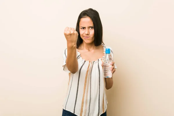 Junge Hispanische Frau Hält Eine Flasche Wasser Und Zeigt Der — Stockfoto