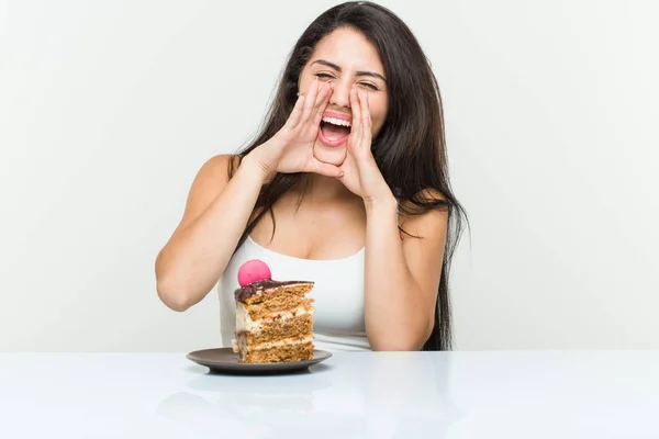 Genç Spanyol Kadın Heyecanlı Bağırarak Bir Pasta Yeme — Stok fotoğraf