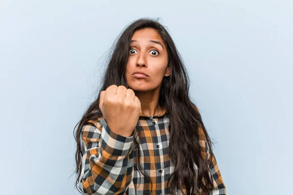 Молодая Крутая Индийская Женщина Показывает Кулак Камеру Агрессивное Выражение Лица — стоковое фото
