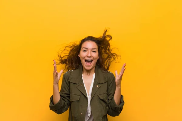 Jonge Europese Vrouw Geïsoleerd Gele Achtergrond Vieren Een Overwinning Succes — Stockfoto