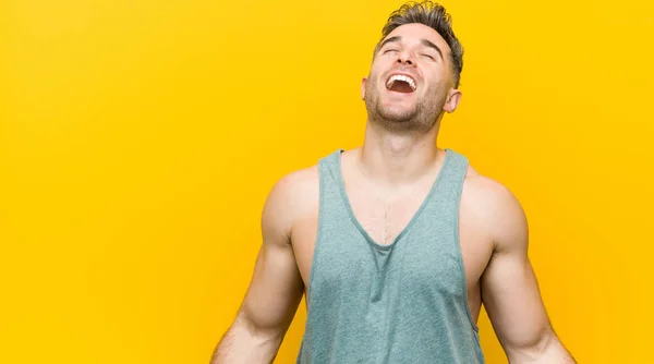 Jonge Fitness Man Tegen Een Gele Achtergrond Ontspannen Gelukkig Lachen — Stockfoto