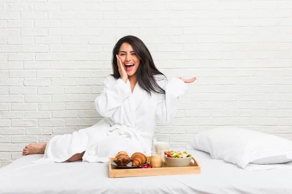 Jonge Bochtige Vrouw Het Nemen Van Een Ontbijt Het Bed — Stockfoto