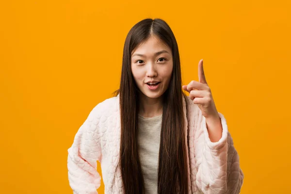 Junge Chinesin Pyjama Mit Einer Idee Einem Konzept Der Inspiration — Stockfoto