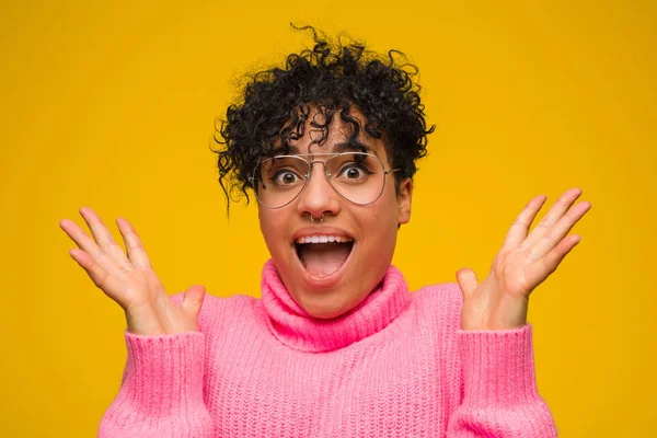 Joven Mujer Afroamericana Vistiendo Suéter Rosa Celebrando Una Victoria Éxito — Foto de Stock