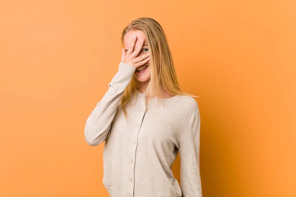 Söt Och Naturlig Tonåring Kvinna Blinkar Kameran Genom Fingrarna Generad — Stockfoto